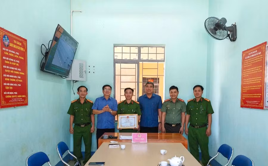 huyen-uy-ubnd-huyen-duc-co-da-tien-hanh-thuong-nong-cho-cong-an-xa-ia-dom-anh-duy-hai.jpg
