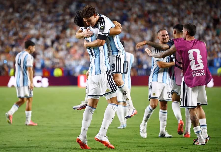 sieu-pham-cua-alvarez-dua-argentina-vao-ban-ket-nghet-tho-anh-reuters.jpg