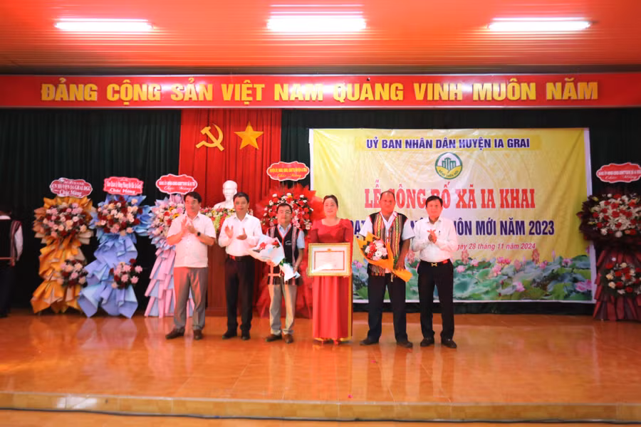 xa-ia-khai-duoc-trao-bang-cong-nhan-xa-dat-chuan-nong-thon-moi-nam-2023-cua-chu-tich-ubnd-tinh-anh-van-ngoc.jpg