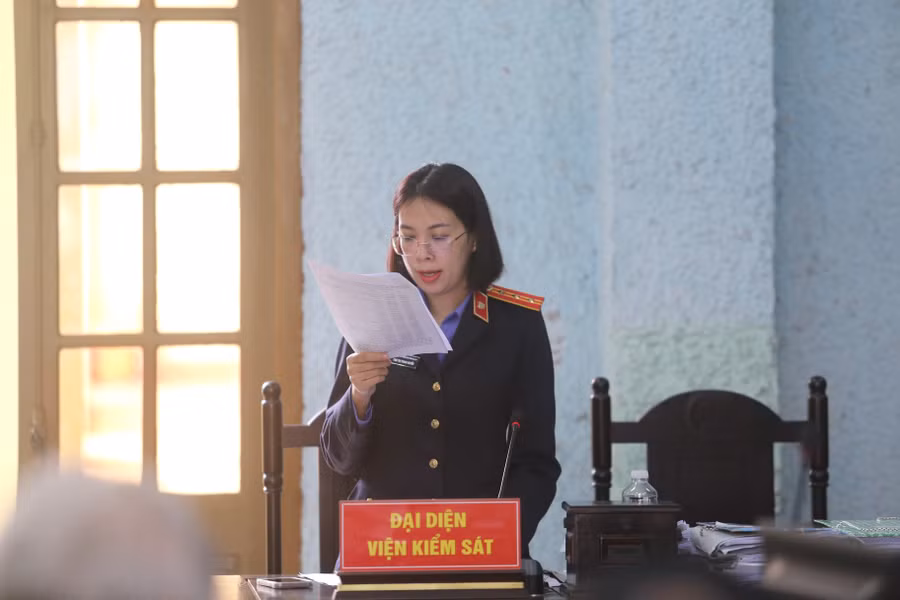 kiem-sat-vien-trinh-bay-ban-cao-trang-tai-phien-toa-anh-van-ngoc.jpg