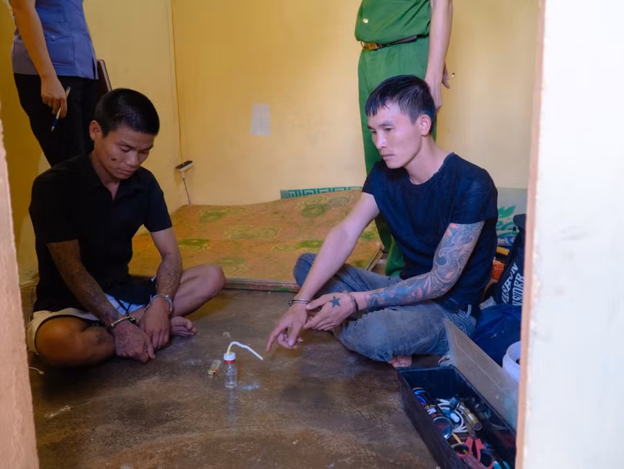 2-doi-tuong-da-to-chuc-su-dung-trai-phep-chat-ma-tuy-tai-nha-cua-hoang-phai-anh-thu-thao.jpg