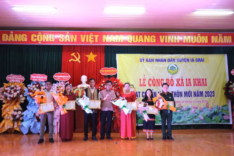 7-tap-the-duoc-nhan-giay-khen-cua-chu-tich-ubnd-huyen-trong-dip-nay-anh-van-ngoc.jpg
