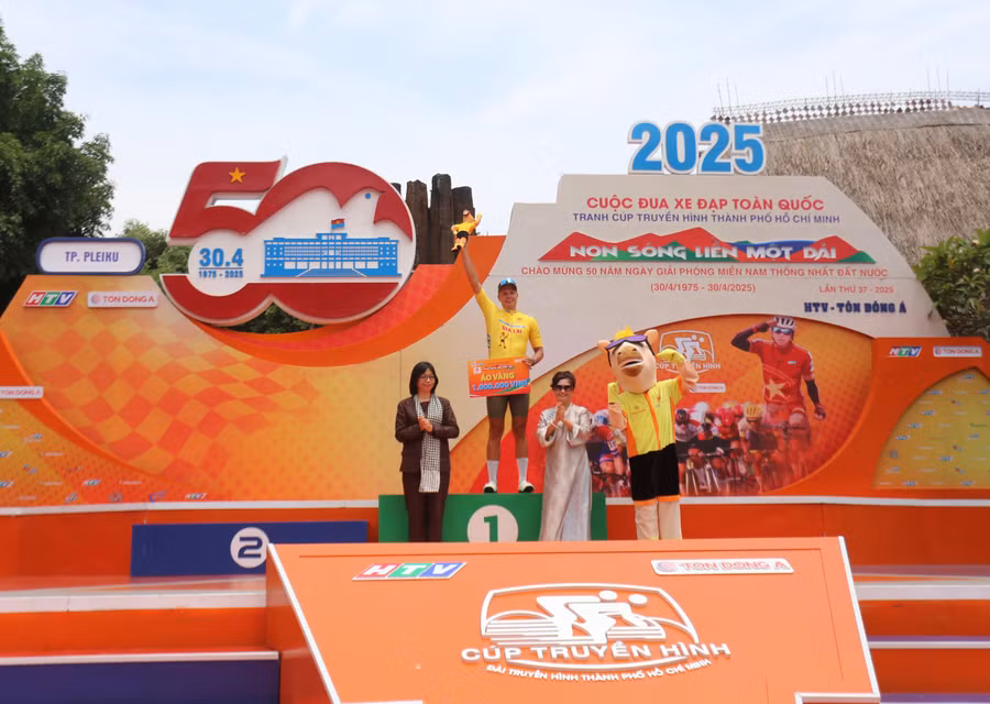 tay-dua-mikhail-fokin-van-bao-ve-thanh-cong-chiec-ao-vang-chung-cuoc-anh-van-ngoc.jpg
