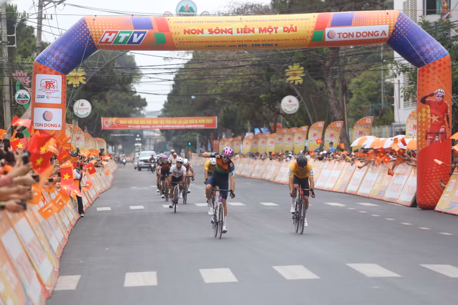 tay-dua-ethan-batt-hang-dau-thu-2-tu-phai-qua-da-ve-dich-dau-tien-o-chang-13-anh-van-ngoc.jpg