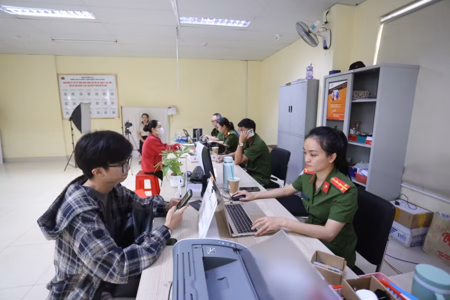 nhu-cau-cap-can-cuoc-dinh-danh-dien-tu-cua-nguoi-dan-tang-cao-sau-khi-sap-nhap-don-vi-hanh-chinh-anh-van-ngoc.jpg