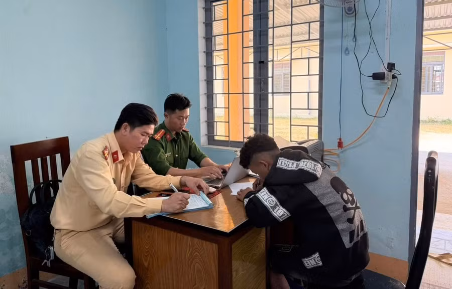 luc-luong-cong-an-da-xu-ly-nam-thanh-nien-22boc-dau22-xe-may-tren-duong-truong-son-dong-anh-xuan-huan.jpg