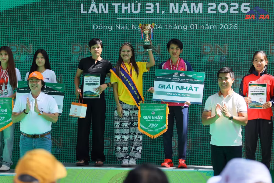 nguyen-thi-duyen-hong-le-thu-thao-o-buc-nhan-huy-chuong-vang-noi-dung-dong-doi-nu-tuyen-anh-dvcc.jpg