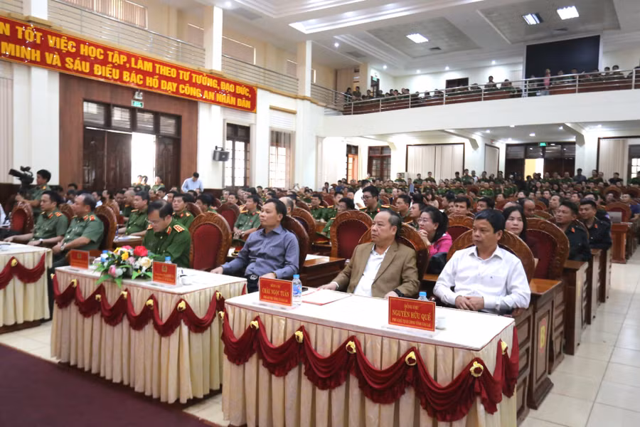 dong-dao-dai-bieu-tham-du-buoi-hop-bao-anh-van-ngoc.jpg