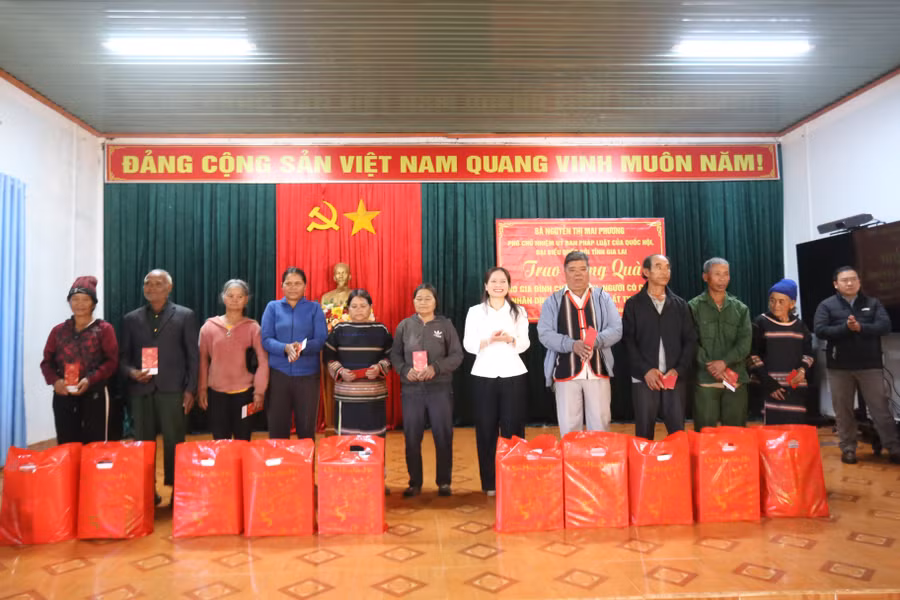 doan-da-trao-35-suat-qua-cho-cac-gia-dinh-chinh-sach-va-nguoi-co-cong-o-xa-kon-gang-anh-van-ngoc.jpg