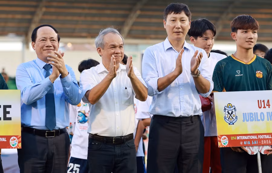 chu-tich-ubnd-tinh-pham-anh-tuan-bau-duc-va-huan-luyen-vien-kim-sang-sik-xuat-hien-trong-le-khai-mac-cho-thay-suc-hut-cua-bong-da-tre-anh-van-ngoc.jpg
