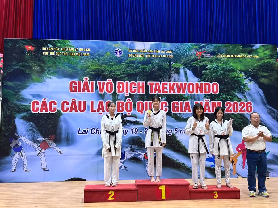vo-thi-hong-tham-gianh-huy-chuong-vang-o-hang-can-59-kg-nu-lua-tuoi-15-17-anh-duc-nhat.jpg