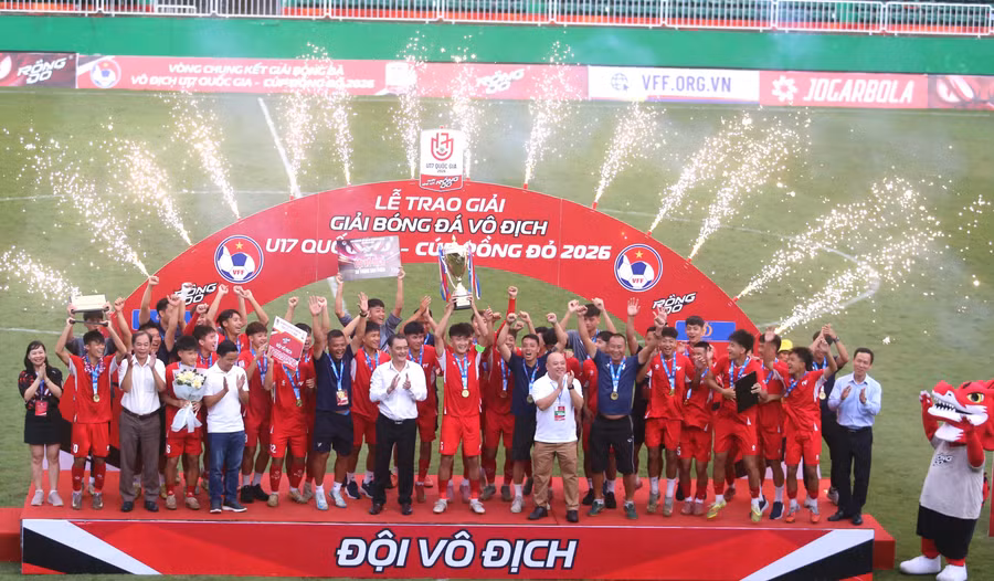 u17-pvf-len-ngoi-vo-dich-voi-phan-thuong-100-trieu-dong-anh-van-ngoc.jpg