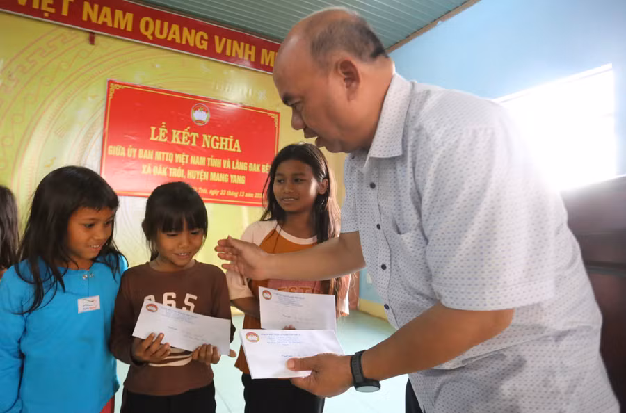 co-quan-uy-ban-mttq-viet-nam-tinh-trao-10-suat-hoc-bong-cho-cac-em-hoc-sinh-ngheo-vuot-kho-anh-van-ngoc.jpg