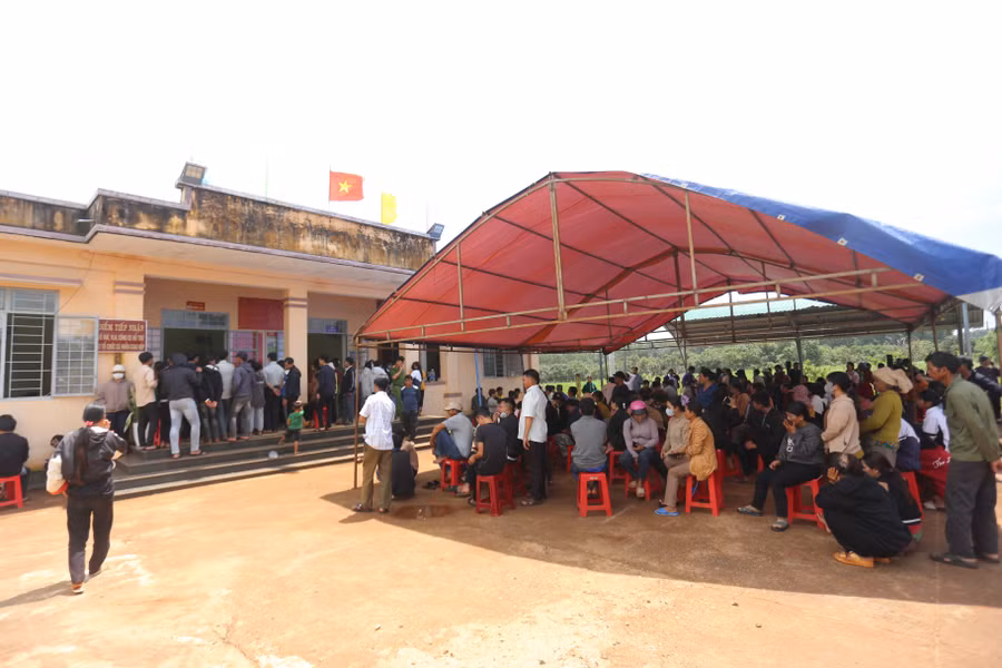 hang-tram-nguoi-dan-den-tru-so-cong-an-xa-ia-chia-lam-thu-tuc-kich-hoat-dinh-danh-dien-tu-muc-2-anh-van-ngoc.jpg