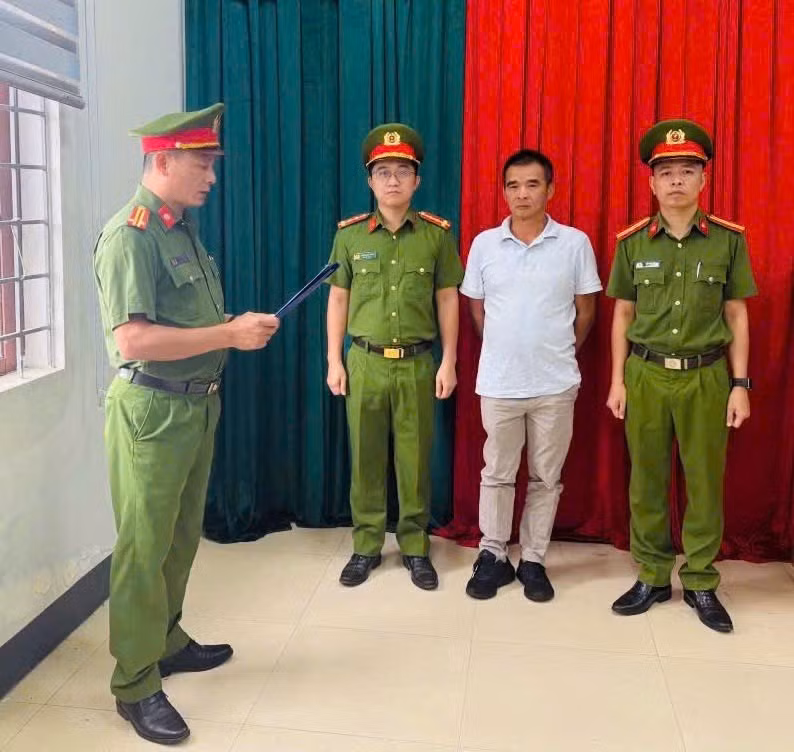 doi-tuong-ngoc-anh-thu-2-tu-phai-qua-da-nhan-da-tu-nha-may-roi-tap-ket-ban-lai-kiem-loi-anh-duc-thinh.jpg