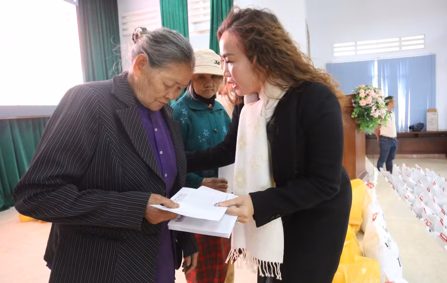 moi-suat-qua-tri-gia-500-ngan-dong-nham-giup-nguoi-mu-don-tet-am-ap-hon-anh-van-ngoc.jpg