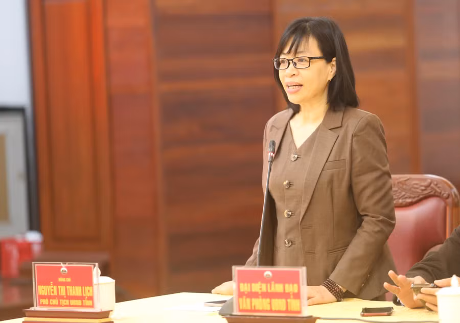 pho-chu-tich-ubnd-tinh-nguyen-thi-thanh-lich-bieu-duong-nhung-dong-gop-cua-cac-cau-thu-anh-van-ngoc.jpg