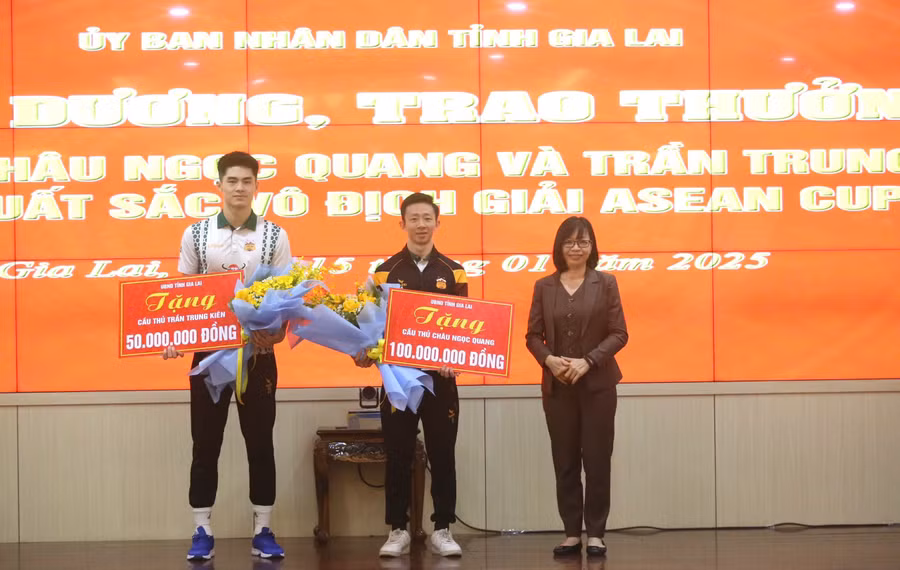 thu-thanh-nguoi-gia-lai-bia-trai-duoc-nhan-bang-khen-cua-chu-tich-ubnd-tinh-sau-chuc-vo-dich-aff-cup-2024-anh-van-ngoc.jpg