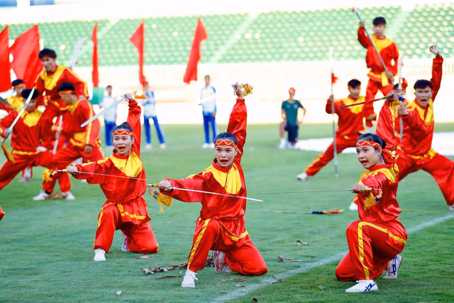 cac-vo-si-trinh-dien-vo-thuat-co-truyen-binh-dinh-tai-buoi-le-khai-mac-anh-van-ngoc.jpg