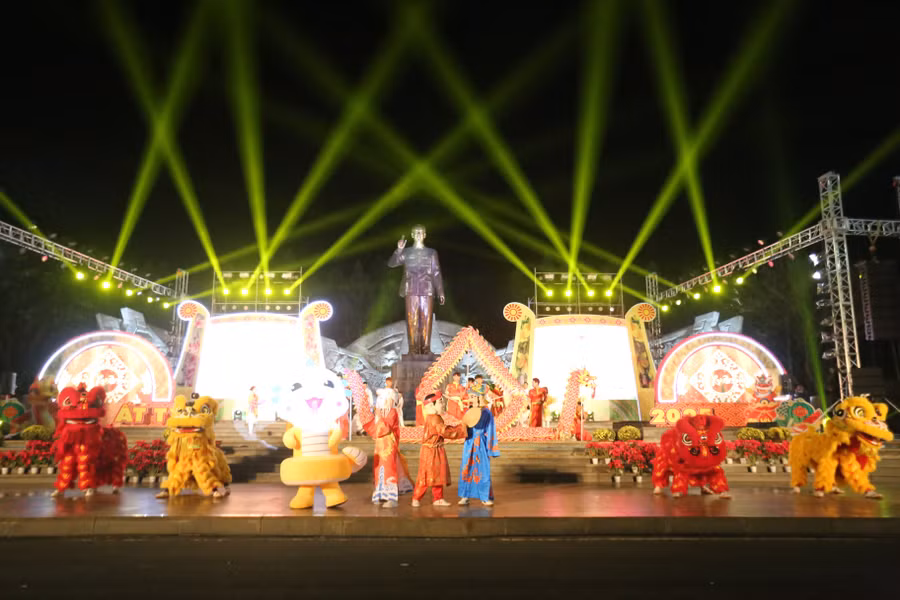 bieu-tuong-con-ran-cua-nam-at-ty-xuat-hien-ngo-nghinh-tren-san-khau-cua-chuong-trinh-nghe-thuat-anh-van-ngoc.jpg