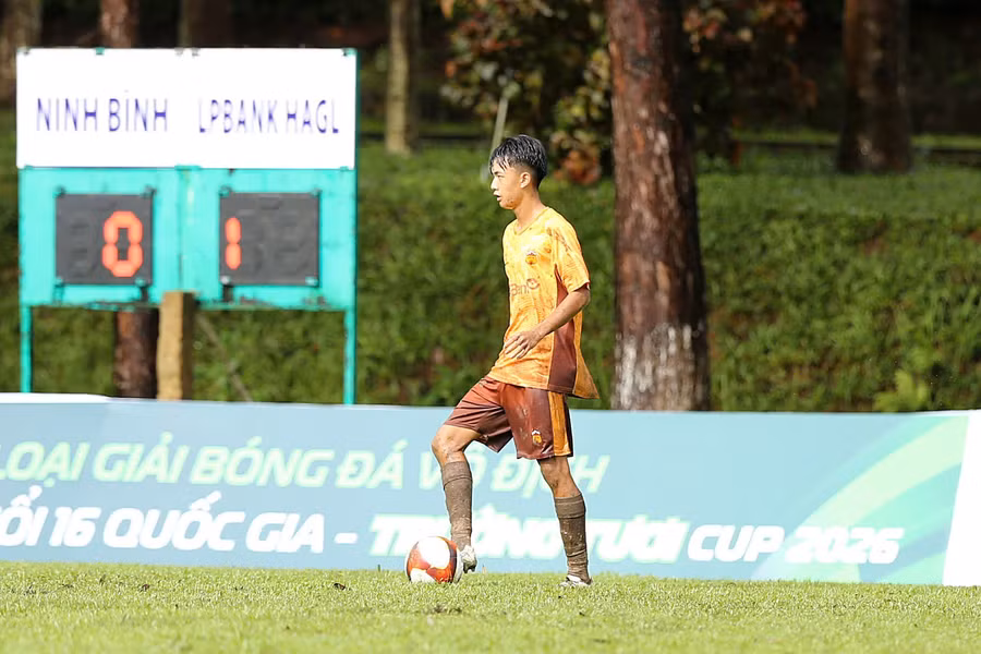 nguyen-manh-nguyen-giu-vai-tro-trung-ve-cua-u16-lpbank-hagl-anh-hoang-tung.jpg