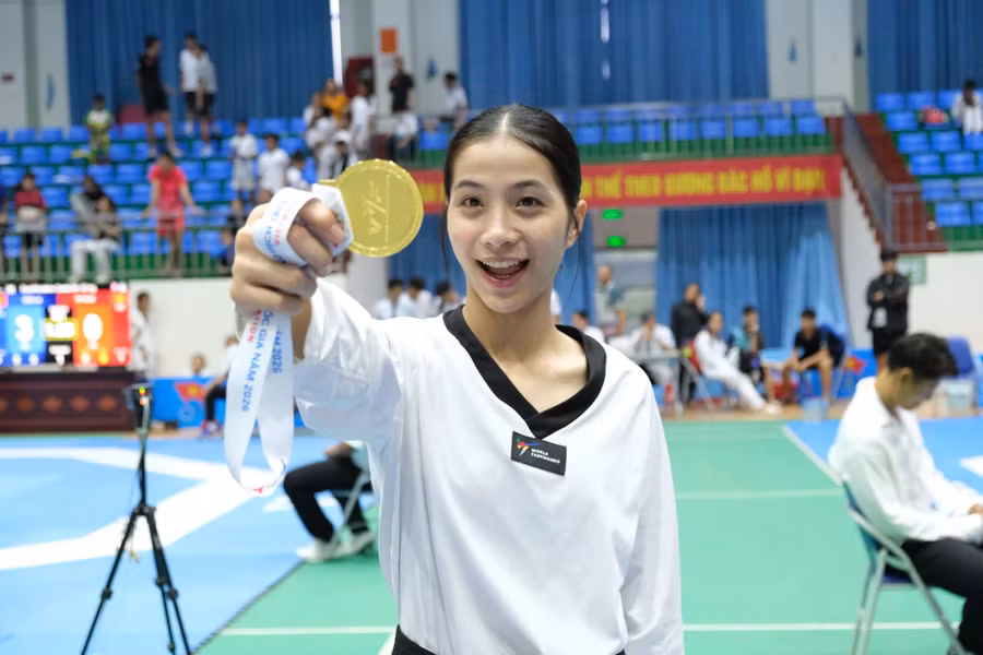 nguyen-thi-mai-gianh-huy-chuong-vang-o-hang-can-53-kg-nu-lua-tuoi-vo-dich-anh-duc-nhat.jpg