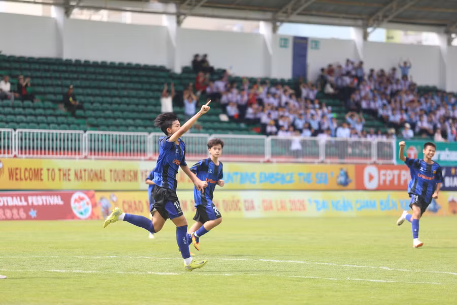 cong-hoang-ghi-ban-thang-duy-nhat-cua-tran-dau-giup-u14-lpbank-hagl-giu-ngoi-dau-bang-anh-van-ngoc.jpg