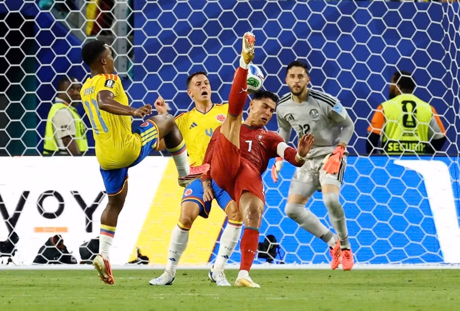 ronaldo-tit-ngoi-bo-dao-nha-ngam-ngui-dung-thu-2-bang-k-anh-reuters.jpg