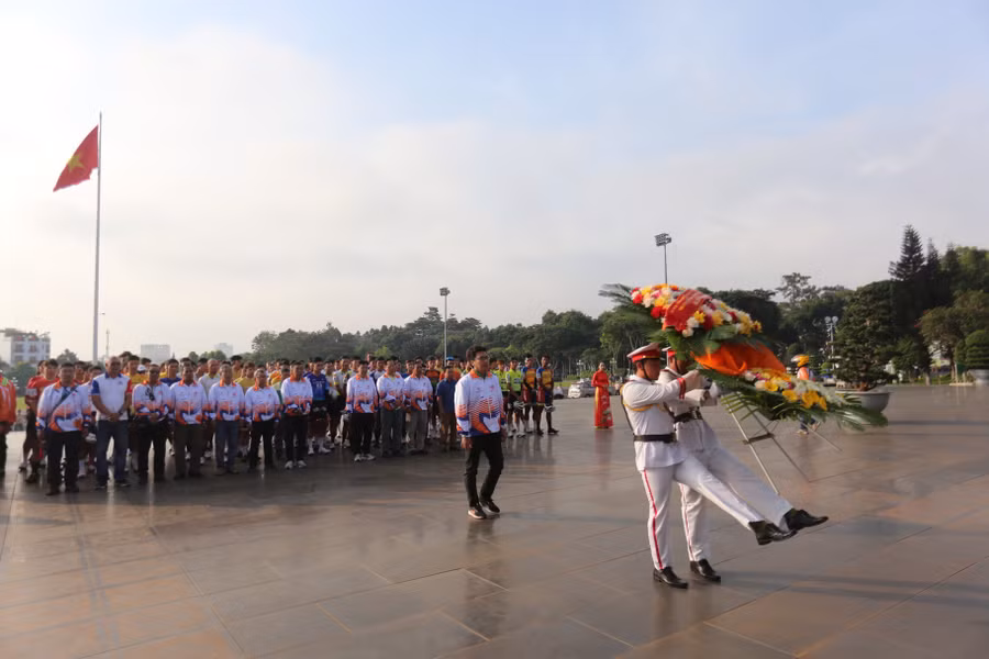 doan-dua-da-dang-hoa-bac-ho-truoc-tuong-dai-bac-o-quang-truong-dai-doan-ket-anh-van-ngoc.jpg