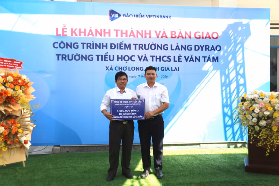 don-vi-thi-cong-cong-trinh-da-tang-5-trieu-cho-quy-khuyen-hoc-cua-nha-truong-anh-van-ngoc.jpg