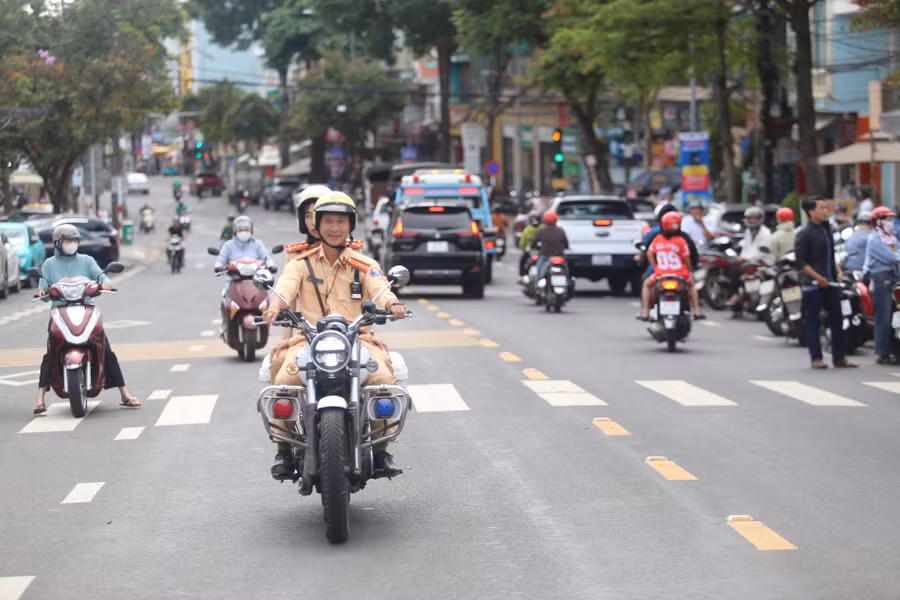 phong-csgt-da-huy-dong-hon-630-luot-can-bo-chien-si-tham-gia-dam-bao-an-toan-giao-thong-tai-cac-diem-thi-anh-van-ngoc.jpg