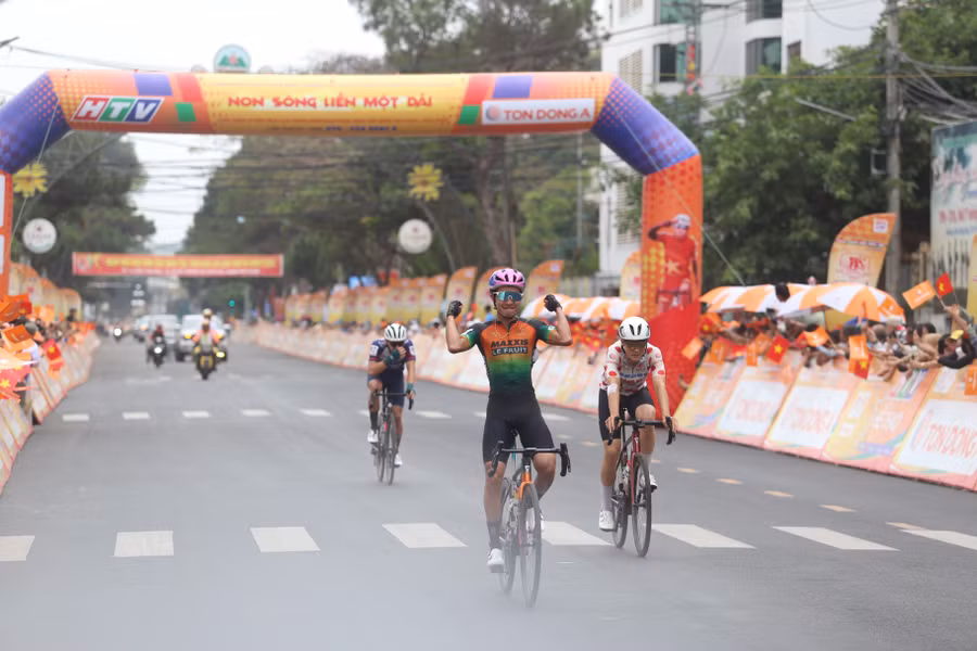 cac-tay-dua-phan-khich-sau-khi-hoan-thanh-chang-dua-day-thu-thach-anh-van-ngoc.jpg