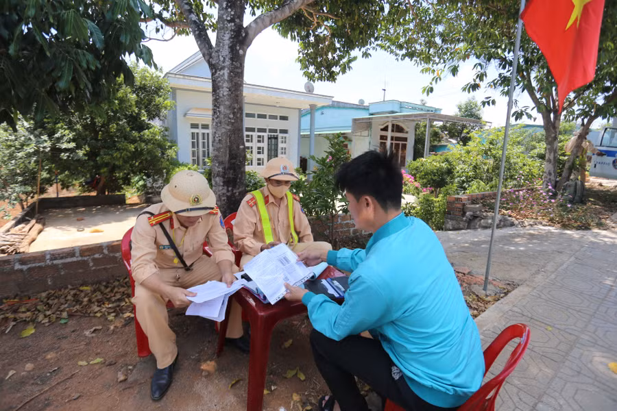doi-csgt-duong-bo-so-2-xu-ly-truong-hop-vi-pham-ve-toc-do-anh-van-ngoc.jpg