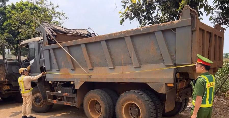 doi-csgt-duong-bo-so-2-phoi-hop-cung-cong-an-phuong-an-phu-kiem-tra-cac-xe-tai-luu-thong-tren-duong-ham-nghi-anh-pham-tinh.jpg