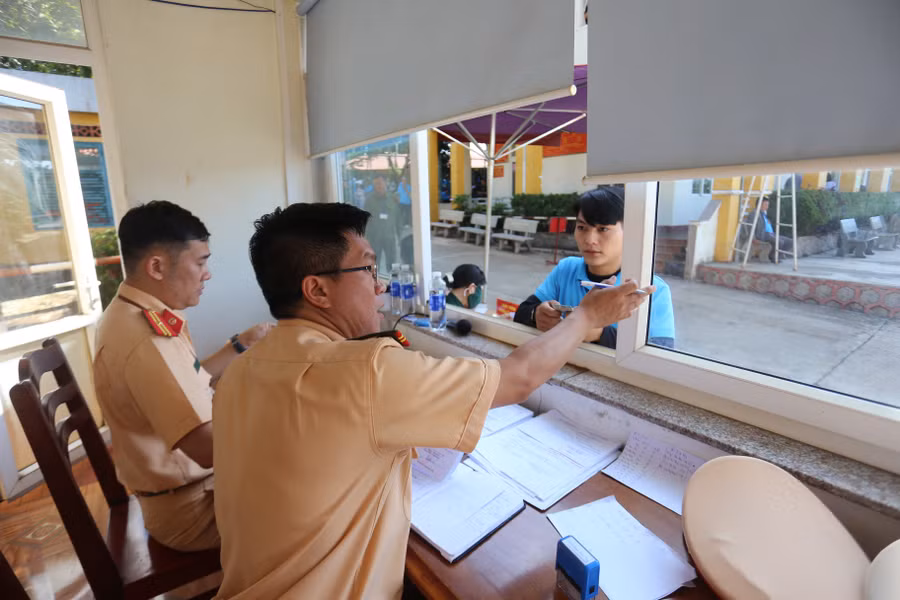 cong-an-tinh-da-to-chuc-9-ky-sat-hach-cap-gplx-cho-ho-so-o-to-va-mo-to-anh-van-ngocjpg.jpg