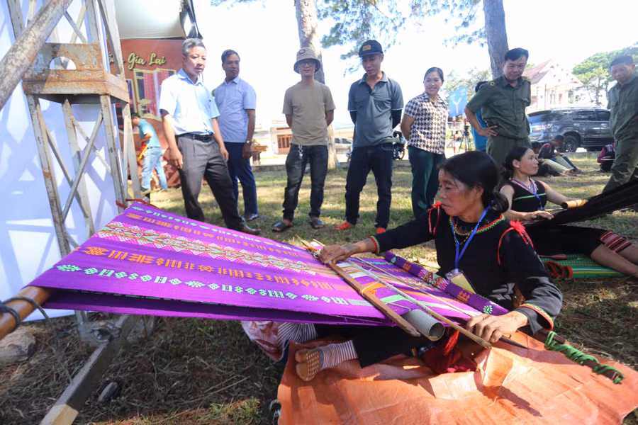 hoi-thi-co-su-tham-gia-cua-33-nghe-nhan-trong-toan-huyen-mang-yang-anh-van-ngoc-8415.jpg