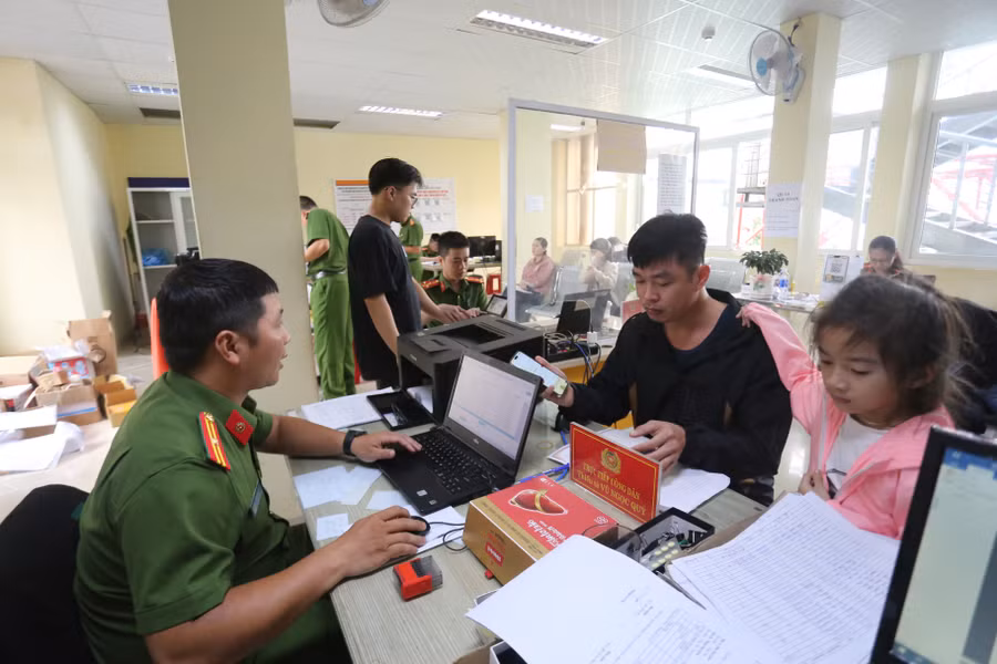 nguoi-dan-khi-toi-luot-duoc-huong-dan-lam-thu-tuc-nhanh-chong-nham-tao-dieu-kien-thuan-loi-anh-van-ngoc.jpg