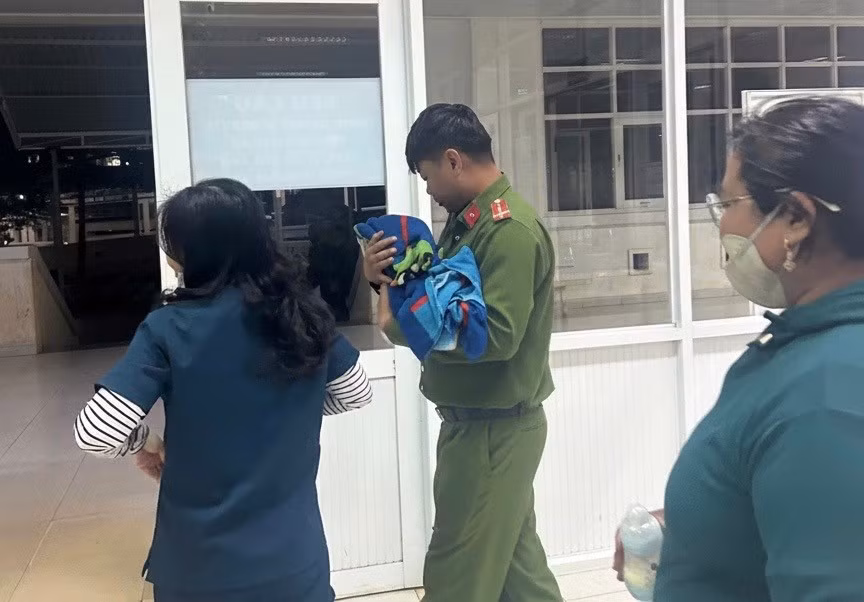cong-an-xa-ia-mo-va-cung-tram-y-te-xa-da-nhanh-chong-dua-be-gai-den-cap-cuu-o-benh-vien-nhi-tinh-anh-van-tuan.jpg