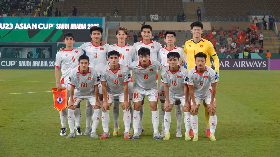 hlv-kim-sang-sik-cho-kha-nhieu-cau-thu-du-bi-cac-tran-truoc-ra-san-tu-dau-anh-ted-tran.jpg