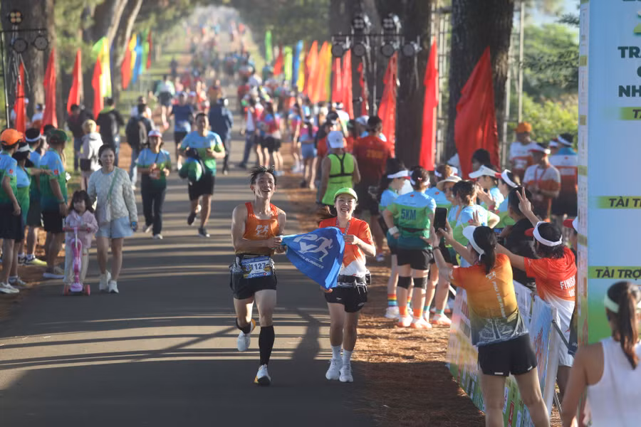cac-thanh-vien-cua-cau-lac-bo-phu-yen-runner-rang-ro-tren-vach-dich-anh-van-ngoc.jpg