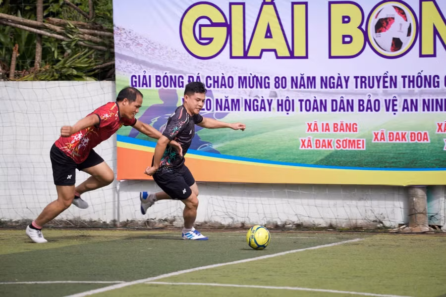 cac-doi-bong-da-thi-dau-tren-san-bong-mini-5-nguoi-anh-sy-chien.jpg