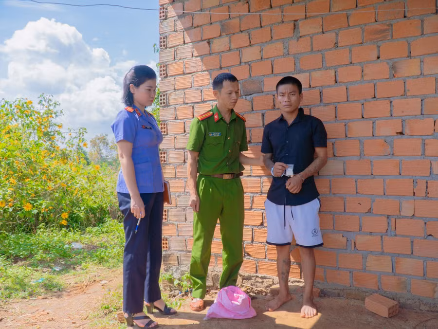 huy-da-cat-giau-ma-tuy-tai-khu-vuc-nha-ve-sinh-anh-thu-thao.jpg