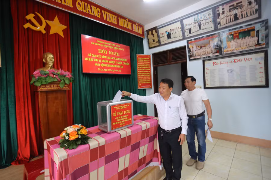 cac-don-vi-van-tai-da-tham-gia-ung-ho-cho-nguoi-dan-gap-kho-khan-trong-sat-hach-cap-giay-phep-lai-xe-mo-to-anh-van-ngoc.jpg