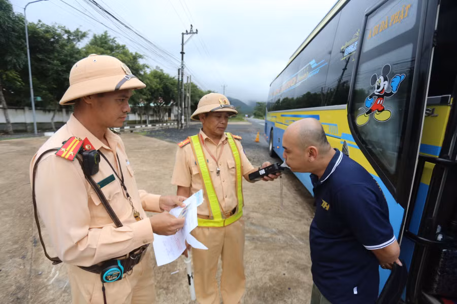 Tổ công tác tập trung xử lý các lỗi vi phạm dễ dẫn đến tai nạn giao thông, trong đó có việc kiểm tra nồng độ cồn của tài xế. Ảnh: Văn Ngọc