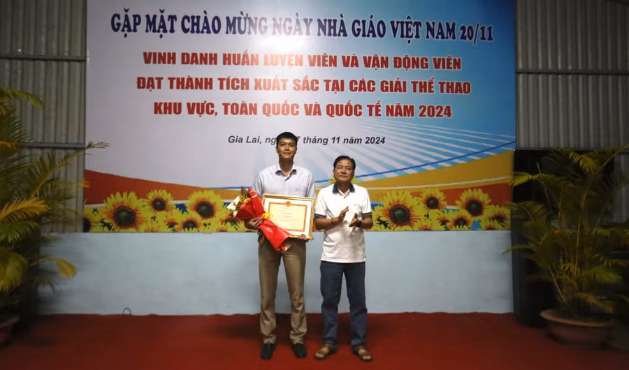 huan-luyen-vien-mon-karate-trai-nhan-bang-khen-cua-bo-truong-bo-van-hoa-the-thao-va-du-lich-anh-van-ngoc.jpg