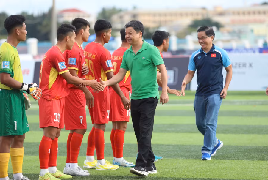 pho-chu-tich-ubnd-tinh-nguyen-huu-que-thu-2-tu-phai-sang-chuc-mung-cac-doi-bong-tham-gia-giai-anh-hai-duong-8872.jpg