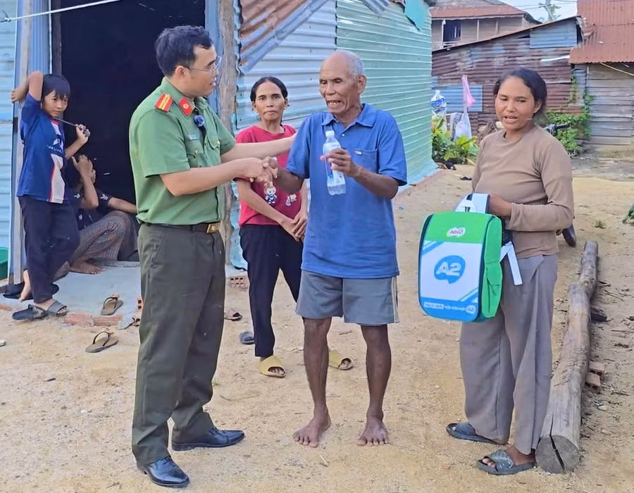 viec-can-bo-nguoi-kinh-ve-lang-noi-chuyen-bang-tieng-jrai-giup-lang-nghe-nhieu-tam-tu-nguyen-vong-cua-ba-con-anh-hwi.jpg