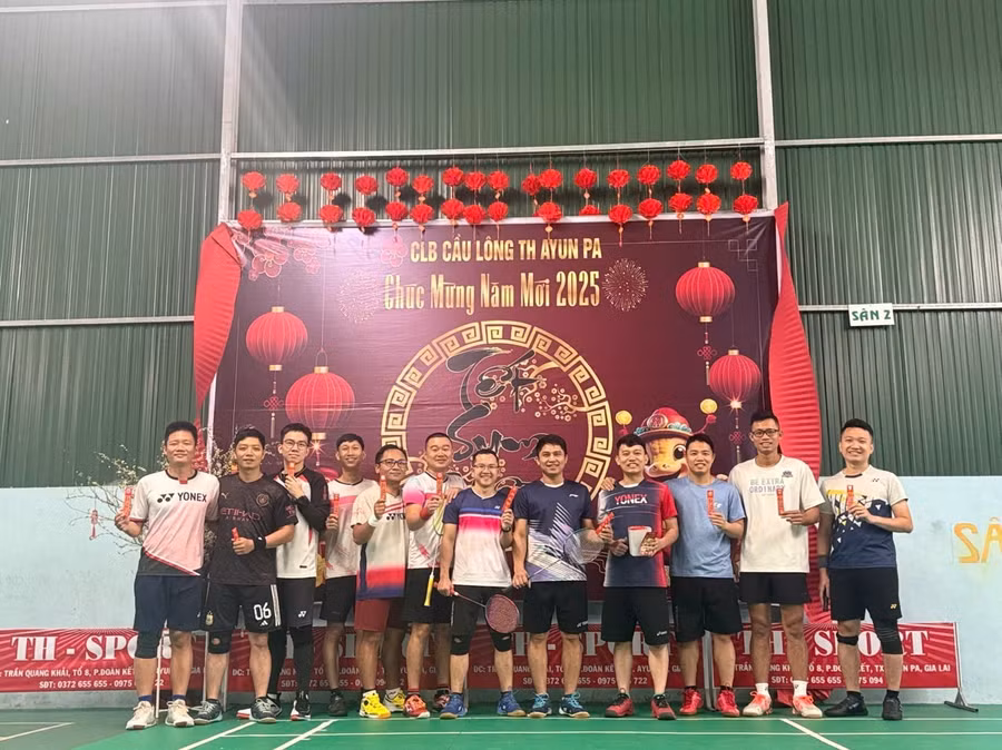 cac-thanh-vien-cua-cau-lac-bo-cau-long-hlc-ayun-pa-khai-vot-vao-sang-mung-2-tet-anh-tran-tien.jpg