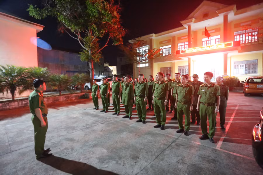 cong-an-phuong-pleiku-tuc-truc-100-quan-so-dam-bao-nguoi-dan-don-giao-thua-yen-vui-anh-van-ngoc.jpg