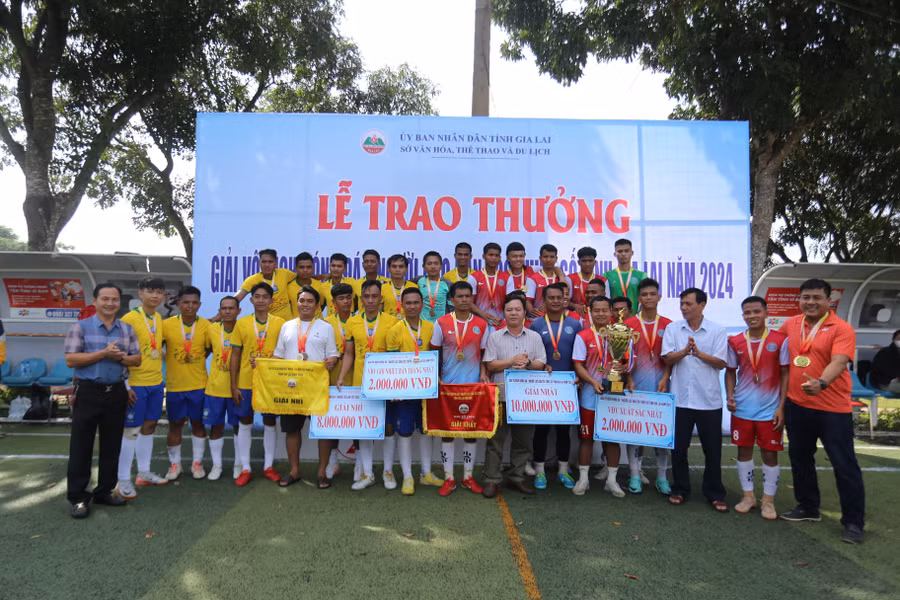 cac-cau-thu-thi-dau-xuat-sac-tai-giai-vo-dich-bong-da-7-nguoi-cac-dtts-tinh-duoc-tuyen-chon-tham-gia-giai-lan-nay-anh-van-ngoc.jpg